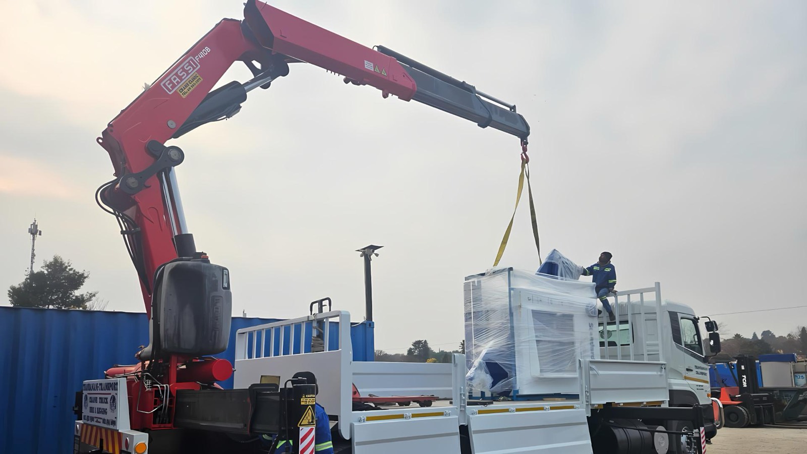 FASSI crane lifting wrapped machinery